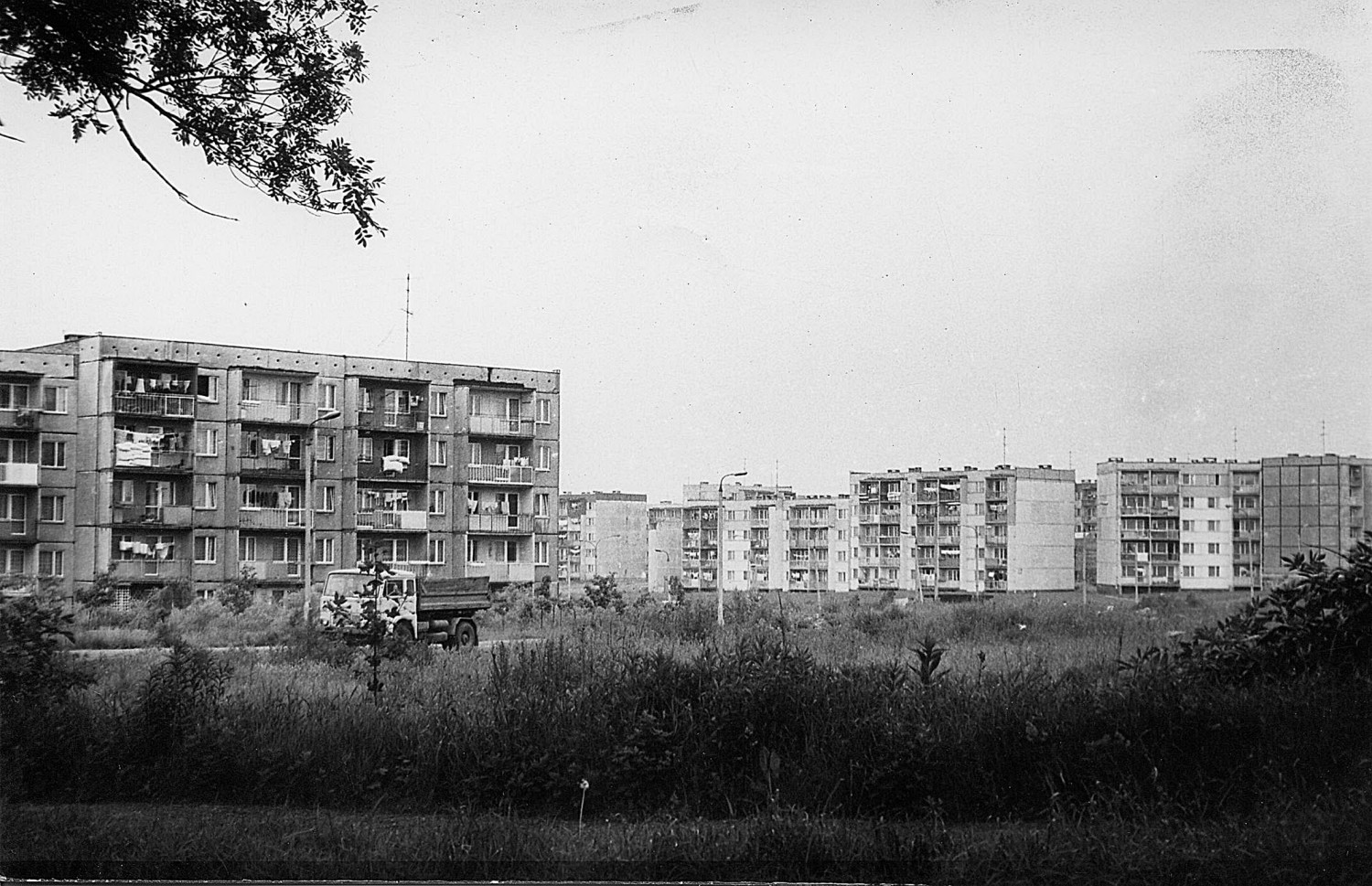Budowlańcy zapowiadali, że pierwsi lokatorzy wprowadzą się do 320 mieszkań już we wrześniu 1977 r. Docelowo (do 1985 r.) zamierzano zbudować na osiedlu 4 346 mieszkań